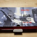 Kartonová krabice s produktem Superlux H08. Na povrchu je nápis „Superlux“, modelové označení „H08“ a text „Professional Recording Microphone“. V poz…