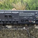Zadní strana černého rackového zařízení s nápisem FRACTAL AUDIO SYSTEMS. Jsou zde vidět vstupy a výstupy s popisky INPUT 1, INPUT 2 FX RETURN, OUTPUT…