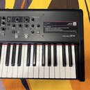 Černý digitální klavír s bílými a černými klávesami. Na horním ovládacím panelu je nápis STAGE PIANO CP73 a logo CP. Panel obsahuje řadu knoflíků, tl…