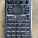 Černý sampler Roland SP-404MKII s digitálním displejem a ovládacími prvky. V horní části jsou čtyři otočné knoflíky s popisky VOLUME, CUTOFF, RESONAN…