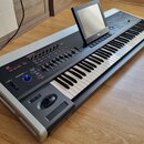 Digitální klavír v stříbrno-černém provedení s klávesnicí a ovládacím panelem. Na horní části je umístěn displej s logem ROLAND. Ovládací panel obsah…