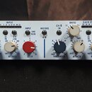 Bílý rackový kompresor s nápisem 5043 Portico Series Duo Compressor. Zařízení má dvě identické sekce ovládání (CH A a CH B) s bílými a červenými otoč…
