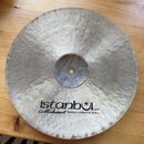 Kruhová mosazná činely s kovaným povrchem. Na spodní části je černý nápis istanbul a pod ním kurzívou Mehmet s doplňkem Handmade cymbals from Turkey.…