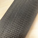Detailní záběr na černý textilní povrch s výraznou pletenou strukturou. Materiál vypadá jako odolná látka, která je typická pro potahy reproduktorů n…