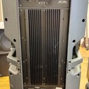 Zadní strana černého aktivního reproduktoru z plastu. V horní části je ovládací panel s logem RCF, nápisy REGGIO EMILIA, Made in Italy a ART 500A Act…