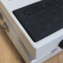 Bílý kytarový pedál s černou gumovou podložkou, na které je vyražené logo boss. Na horní části jsou červené nápisy BYPASS, Chromatic Tuner a TU-3. Na…