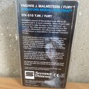 Fotografie zachycuje zadní stranu průhledného plastového obalu s textem. Na obalu je bílým a modrým písmem uveden název YNGWIE J. MALMSTEEN / FURY™ S…