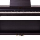 Digitální piano v černém provedení s texturou dřeva, včetně stojanu a notového pultu. Na horní liště je umístěno logo Roland. Nástroj má standardní k…