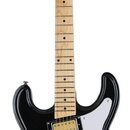 Černá elektrická kytara s bílým pickguardem a světle hnědým hmatníkem. Na hlavě je nápis H-FLIER. Nástroj má dva humbuckery s krémovými kryty a tři o…