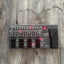 Šedý multifunkční efektový pedál s nápisem BOSS ME-80 Guitar Multiple Effects. Zařízení má horní panel s řadou ovládacích knoflíků, přepínačů a červe…