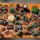 Fotografie znázorňuje oranžovou elektronickou základní desku s osazenými součástkami. Na levém okraji je svisle napsán text CE-2 V52-516B. Mezi součá…