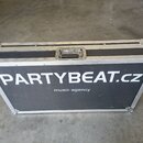 Černý transportní kufr s hliníkovými hranami a kovovými rohy. Na přední straně je bílý nápis PARTYBEAT.cz a pod ním menší text music agency. Povrch k…