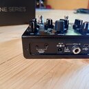 Černý efekt pedál s několika ovládacími knoflíky a dvěma spínači. Na zadní straně jsou viditelné nápisy CONTROL INPUT, DC 9V, EXP SWITCH a PEDAL IN s…
