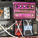 Sestava efektových pedálů v černém kufru. V horní řadě jsou pedály Behringer BASS BRASSMASTER FUZZ, Ibanez AIRPLANE FLANGER AF2 a Electro-Harmonix DO…