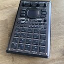Černý sampler značky Roland, model SP-404. Zařízení obsahuje 16 gumových padů, několik posuvníků a otočných ovladačů s popisky jako CUTOFF, RESONANCE…