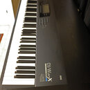 Černý digitální klavír s klasickou klávesnicí. Na pravé straně korpusu je nápis KORG a vedle něj označení 01/W ProX MUSIC WORKSTATION. V horní části…