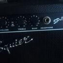 Černý kytarový kombozesilovač s nápisem Squier na předním textilním krytu. Ovládací panel obsahuje vstupy a knoflíky s popisky INPUT, VOLUME, TREBLE,…