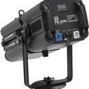 Černý LED reflektor s chladicími žebry a kovovým stativovým držákem. Na zadním panelu jsou nápisy „eurolite“, „LED FE-200“ a „Profile Spot 3000K“. Js…