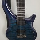 Tělo elektrické kytary s modrým průsvitným lakem a viditnou strukturou dřeva. Nástroj má dva humbuckery, dvě ovládací knoflíky a fixní most. Na hmatn…