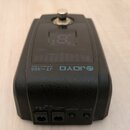 Černý ladicí pedál s kovovým spínacím tlačítkem a digitálním displejem. Na horní části je bílý nápis JOYO, JT-305 a CHROMATIC TUNER. Na spodní hraně…
