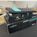 Černý wah pedál s gumovou nášlapnou plochou a tyrkysovým logem Ibanez. Na spodní části je nápis WH10, přepínač TRUE BYPASS a ovladač DEPTH s označení…