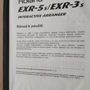 Fotografie zachycuje titulní stranu uživatelského manuálu. V horní části je uveden text Roland EXR-5s/EXR-3s INTERACTIVE ARRANGER a v pravém horním r…