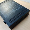 Černý elektronický přístroj s kovovým šasi a ventilačními otvory na horní i bočních stranách. Na horním krytu je bílý technický nápis s textem „5 SEP…