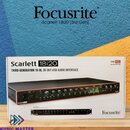 Fotografie znázorňuje krabici od USB audio rozhraní. Na obalu je nápis Scarlett 18i20 a text THIRD-GENERATION 18-IN, 20-OUT USB AUDIO INTERFACE spolu…