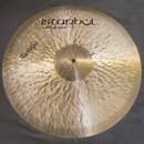 Kruhový mosazný činel s viditelným ručním klepaním povrchu. V horní části je černý nápis istanbul® a pod ním kurzívou Mehmet Handmade Cymbals from Tu…
