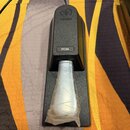 Černý sustain pedál s bílým šlapadlem, které je zabaleno v průhledné plastové fólii. Na horní části je vyraženo logo a nápis YAMAHA a níže se nachází…
