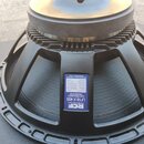 Černý basový reproduktor s kovovým rámem a stříbrným magnetem. Na rámu je modrý štítek s bílým textem: RCF PRECISION LF18 X 400 LOW FREQUENCY TRANSDU…