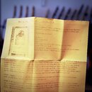 Fotografie znázorňuje žlutý papírový list s textem a jednoduchým černobílým nákresem efekt pedálu. V horní části je nadepsáno „Analog Man JUICER“ a d…