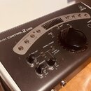 Šedý audio mixér s černým ovládacím panelem. Na horní části je nápis CONTROL 2 USB a v pravém horním rohu logo a značka kernege. Přístroj obsahuje ve…
