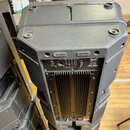 Zadní strana černého aktivního reproduktoru z plastu. Na ovládacím panelu je logo RCF a nápisy „ACTIVE SPEAKER“, „ART 500A“ a „AUDIO SYSTEM“. Jsou zd…