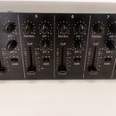 Detailní pohled na ovládací panel černého mixážního pultu. Jsou vidět čtyři identické kanály označené čísly 4, 5, 6 a 7. Každý kanál obsahuje dva oto…