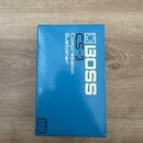 Modrá krabice od efekt pedálu s bílými nápisy. Na přední straně je logo BOSS a označení CS-3 Compression Sustainer. V levém dolním rohu je malý text…