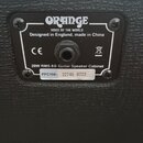 Černý zadní panel kytarového reproduktoru s jedním vstupem. Na panelu je bílý nápis ORANGE, VOICE OF THE WORLD, Designed in England, made in China a…
