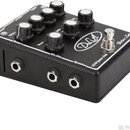 Černý kytarový předzesilovač v texturovaném pouzdře s bílými popisky. Na horní straně je nápis „DLA“, „Baroni Lab“ a „120W Guitar Amp“. Zařízení má n…