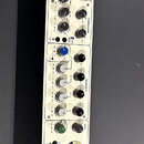 Bíle provedené rackové studio zařízení s černými bočními stěnami. Na horním panelu je logo TL Audio IVORY a v dolní části nápis 5051 MONO VALVE PROCE…