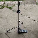 Stříbrný kovový stojan na činely s černým plastovým mechanismem a pedálem. Nohy stojanu jsou skládací z kovových tyčí s černými gumovými koncovkami.…