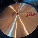 Kruhový mosazný činel s viditelným broušením povrchu. Na pravé straně je červeně a černě vyvedený nápis pAiste pst 7 a pod ním text 14" HI-HAT TOP. P…
