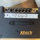 Fotografie zachycuje horní ovládací panel černého basového komba. Na panelu jsou nápisy Mark bass, BOOST, INPUT, GAIN, LOW, MID LOW, MID HIGH, HIGH,…