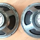 Dvě reproduktorové jednotky s kovovým rámem v stříbrné barvě. Na středovém bílém štítku je u obou jednotek nápis CELESTION G12S-50 a dále text CELEST…