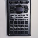Černý sampler Roland SP-404MKII. Zařízení obsahuje několik otočných ovladačů, displej a mřížku 16 ovládacích padů. Povrch je v dobrém stavu bez vidit…