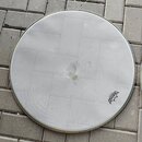 Kruhová bílá vyztužená kože v kovovém obruči. V pravé dolní části je černé logo REMO s nápisem MADE IN USA. Povrch vykazuje v centru viditelné opotře…