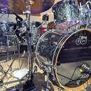Celá bicí souprava s černým mramorovým povrchem a chromovaným kováním. Na předním bendu basového bubnu je bílé logo drums dw. Souprava obsahuje někol…