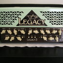 Kytarový zesilovač v bílo-krémovém provedení s mřížkou na horní části. Na mřížce je nápis LEGACY a logo s písmeny VA. Přední panel obsahuje ovládací…