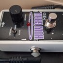 Bílý efekt pedál s černým horním panelem. Na panelu je nápis HOLY GRAIL NEO a značka electro-harmonix. Obsahuje jeden černý ovládací knoflík, přepína…