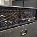 Zadní strana kytarového komba v černém vinylovém potahu s kovovou mřížkou. Na zadním panelu je nápis Randall RH300G3pro a sériové číslo S/No. 0909R03…