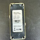 Zadní strana kompaktního efektového pedálu s černým povrchem a zlatým rámem. Na bílém štítku je text „Micro Series Compact Pedal“, „Adapter: 9V“, „Po…